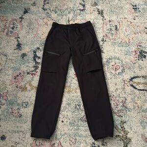 joggers Old Navy with front pockets, a draw string, and side cargo pockets